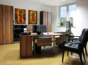 Drevený kancelársky nábytok