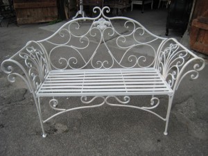 Starožitná lavička z kovového materiálu