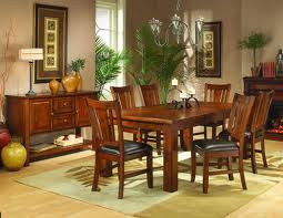 Jedálenský stôl a stoličky z elegantného dreva